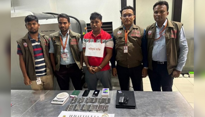স্বর্ণ দিয়ে দরজার কবজা বানিয়ে আনা হচ্ছিল দেশে