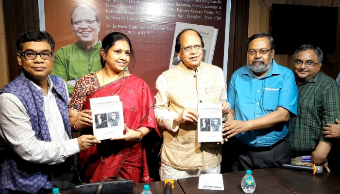 রবীন্দ্রনাথ ও বঙ্গবন্ধুকে নিয়ে ড. আতিউর রহমানের লেখা বই প্রকাশ পেল কলকাতায়