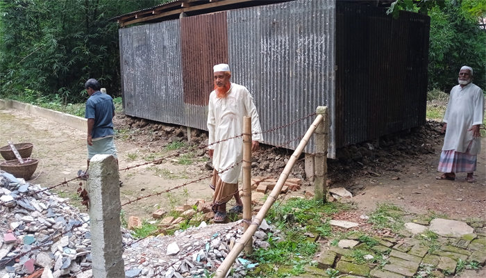 আদালতের নির্দেশেও সরেনি প্রবেশপথের প্রতিবন্ধকতা