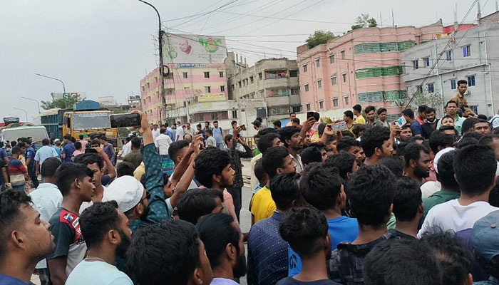 আন্দোলনকারীদের সরিয়ে দিল পুলিশ, পোস্তগোলা ব্রিজে যান চলাচল স্বাভাবিক