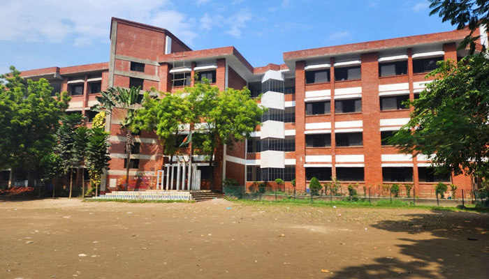আইডিয়াল স্কুল অ্যান্ড কলেজে কী হচ্ছে