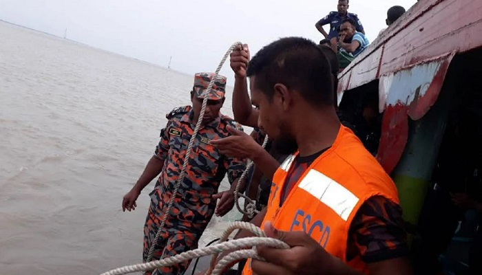যমুনায় পড়ে হারিয়ে গেল পুলিশের রাইফেল