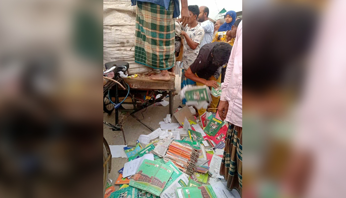 সরকারি বিদ্যালয়ের  ৭ মণ পুরোনো বই বিক্রির সময় জব্দ