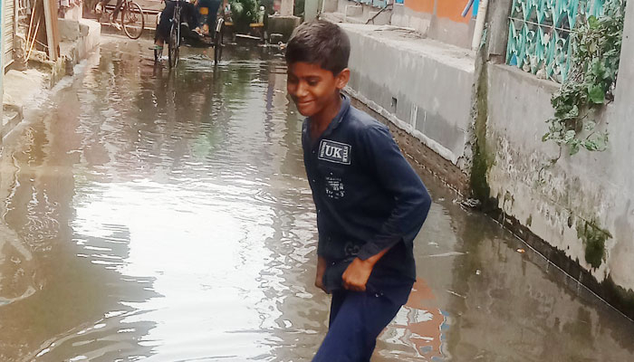 নালার পানিতে সয়লাব অলিগলি