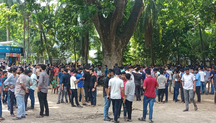 উদ্যানে বিএনপি, ঢাবির মিলন চত্বরে ‘সতর্ক’ ছাত্রলীগ উদ্যানে বিএনপি, ঢাবির মিলন চত্বরে ‘সতর্ক’ ছাত্রলীগ