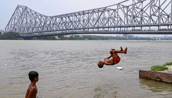 ভ্যাপসা গরমে নাভিশ্বাস কলকাতাবাসীর ভ্যাপসা গরমে নাভিশ্বাস কলকাতাবাসীর