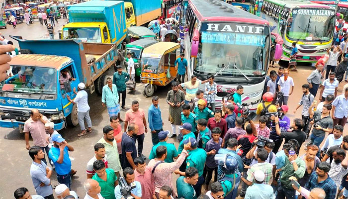 শ্রমিকদের দুই পক্ষের সংঘর্ষে বরিশালে বাস চলাচল বন্ধ শ্রমিকদের দুই পক্ষের সংঘর্ষে বরিশালে বাস চলাচল বন্ধ