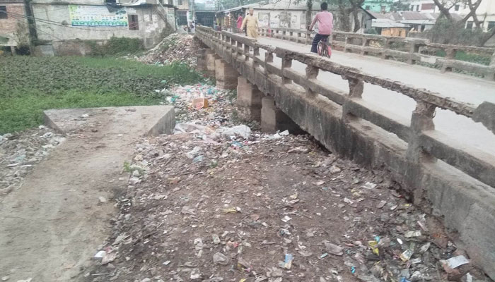 বর্জ্যে মরছে নদী বর্জ্যে মরছে নদী