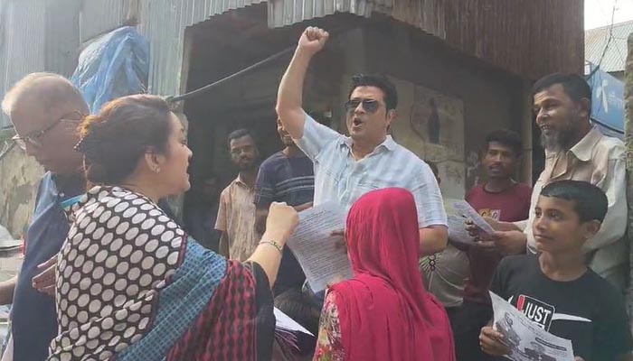 কড়াইল বস্তিতে স্লোগান দিয়ে নৌকায় ভোট চাইলেন ফেরদৌস কড়াইল বস্তিতে স্লোগান দিয়ে নৌকায় ভোট চাইলেন ফেরদৌস