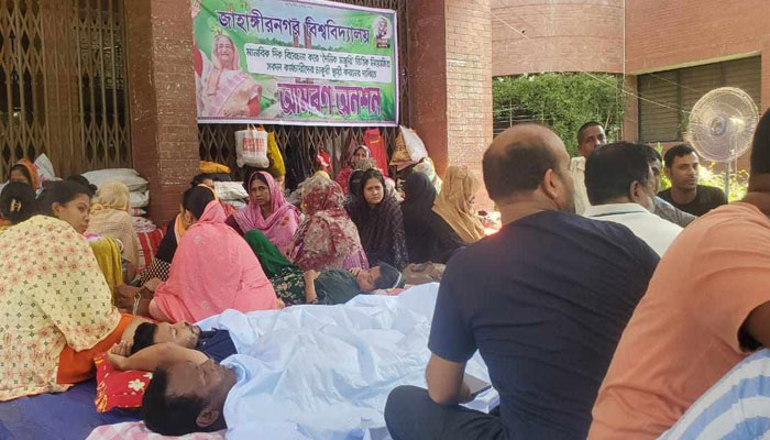 জাবিতে চাকরি স্থায়ীকরণের দাবিতে কাফনের কাপড় পরে অনশন জাবিতে চাকরি স্থায়ীকরণের দাবিতে কাফনের কাপড় পরে অনশন