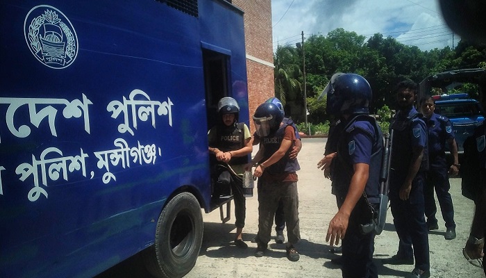 মুন্সীগঞ্জে গ্রেপ্তার ৩ জঙ্গি ৫ দিনের রিমান্ডে মুন্সীগঞ্জে গ্রেপ্তার ৩ জঙ্গি ৫ দিনের রিমান্ডে