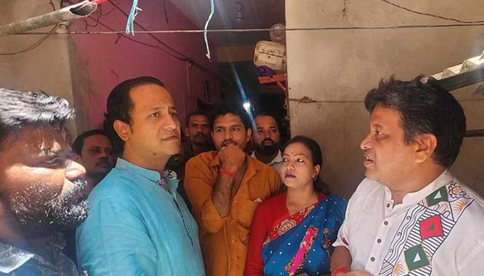 আগুনে ৩ মেয়ে হারানো দম্পতির পাশে উপমন্ত্রী নওফেল আগুনে ৩ মেয়ে হারানো দম্পতির পাশে উপমন্ত্রী নওফেল