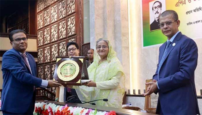 এপিএ বাস্তবায়নে দ্বিতীয় হয়ে ক্রেস্ট-সনদ পেল বিদ্যুৎ বিভাগ এপিএ বাস্তবায়নে দ্বিতীয় হয়ে ক্রেস্ট-সনদ পেল বিদ্যুৎ বিভাগ