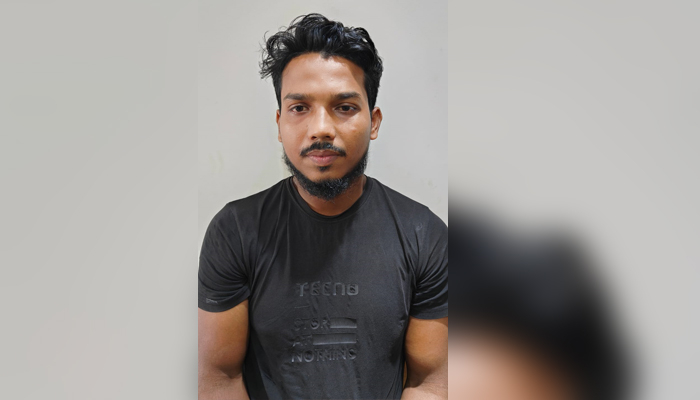 টাকা ছিনতাইয়ের ঘটনায় সাবেক কর্মচারী গ্রেপ্তার