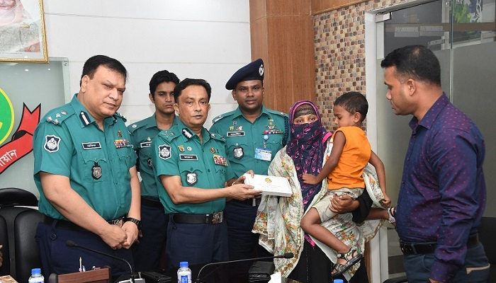 নিহত মনিরুজ্জামানের পরিবারকে ডিএমপির আর্থিক সহায়তা