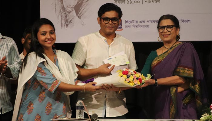 থিয়েটারের শিক্ষার্থীদের জন্য আলী যাকের গবেষণা বৃত্তি চালু