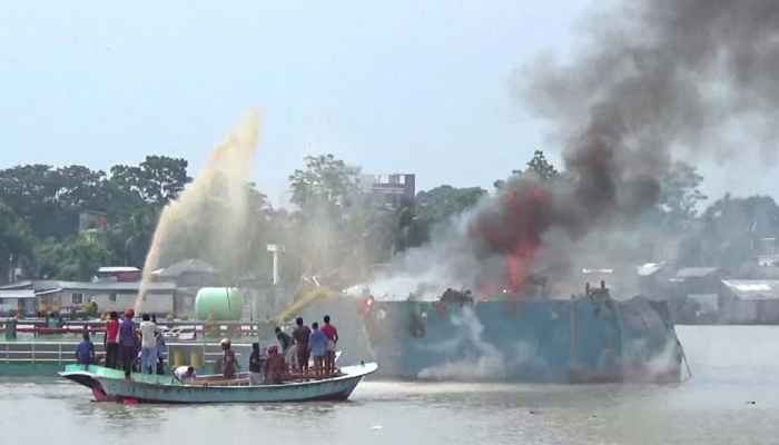 ঝালকাঠিতে আগুন লাগা জাহাজ থেকে মরদেহ উদ্ধার