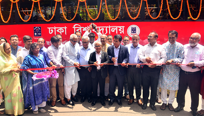 শিক্ষার্থীদের যাতায়াতে দুটি বাস উপহার দিলো ঢাবি অ্যালামনাই