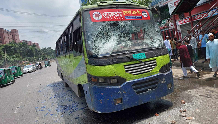 শ্যামলীতে মিছিল নিয়ে গাড়ি ভাঙচুর, পুলিশ ও আ.লীগ নেতাকর্মীদের ধাওয়া