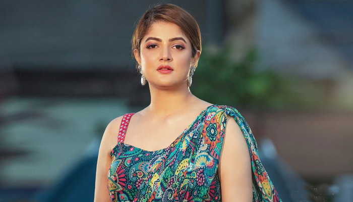‘মহানায়ক’ সম্মাননা পেয়েও কটাক্ষের শিকার শ্রাবন্তী!