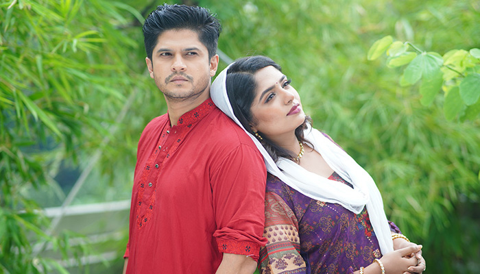 কমেডি ছেড়ে রোমান্টিক নিলয়-হিমি