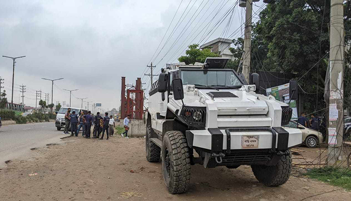 আমিনবাজারে সাঁজোয়া যানসহ পুলিশের সতর্ক অবস্থান
