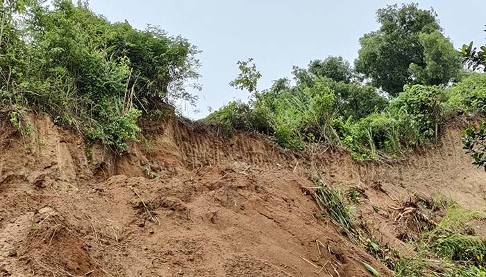 কক্সবাজারে ঈদের ছুটিতে অবাধে চলছে পাহাড় কাটা