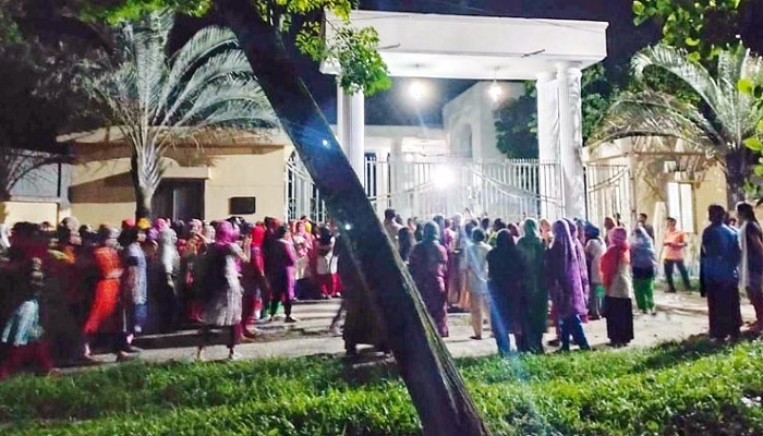 মধ্যরাতে উপাচার্যের বাসার সামনে অবস্থান ছাত্রীদের