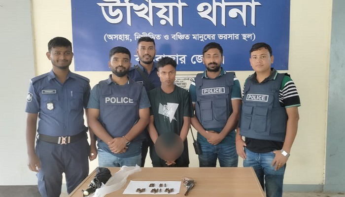 ক্যাম্পে ফেরার পথে অস্ত্র-গুলিসহ রোহিঙ্গা যুবক আটক