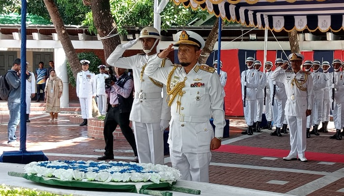 বঙ্গবন্ধুর সমাধিতে নবনিযুক্ত নৌবাহিনী প্রধানের শ্রদ্ধা