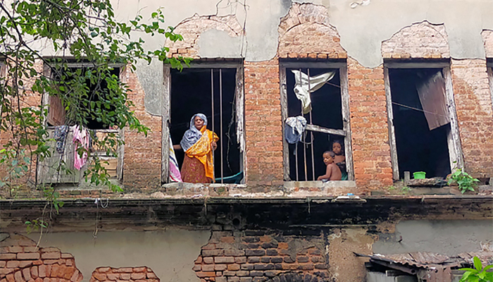 ঝুঁকি জেনেও পরিত্যক্ত ভবনে বসবাস