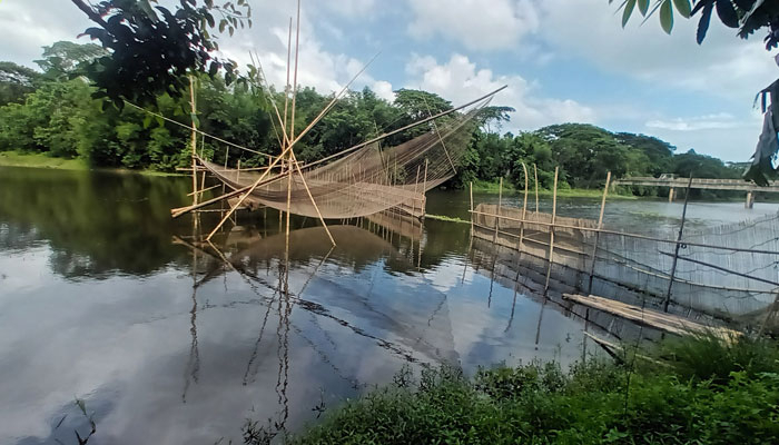নরসুন্দায় অবৈধ বাঁধ দিয়ে মাছ শিকার