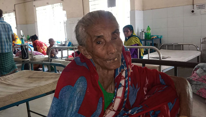 স্বামীর ভিটায় ফিরতে ব্যাকুল সেই বৃদ্ধা