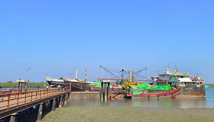 টেকনাফ স্থলবন্দরে ধর্মঘট, পণ্য ওঠানামা বন্ধ