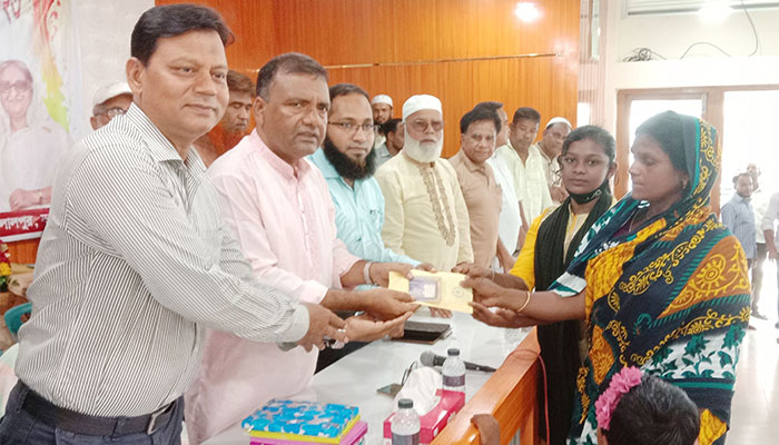 নিজের বিয়ে বন্ধ করে পুরস্কার পেল সঞ্চিতা