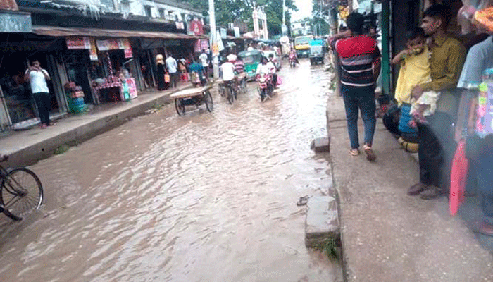 আবর্জনার দুর্গন্ধে চলা দায়, বৃষ্টিতে পানি জমে সড়কে