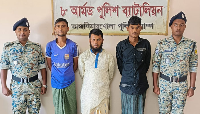 টেকনাফে তিন মানবপাচারকারী আটক