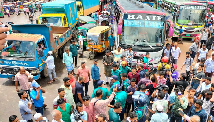 শ্রমিকদের দুই পক্ষের সংঘর্ষে বরিশালে বাস চলাচল বন্ধ