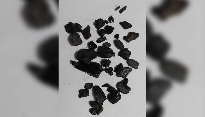 মাটির নিচ থেকে ওঠা কয়লা নিয়ে কৌতূহল