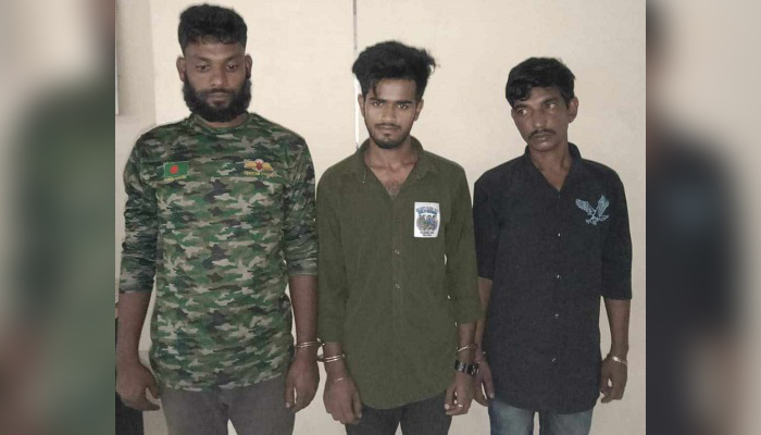 কোরবানির চামড়াবোঝাই পিকআপে মিলল ১০০ কেজি গাঁজা