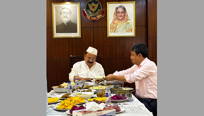 ডিবি অফিসে গয়েশ্বরের মধ্যাহ্নভোজ