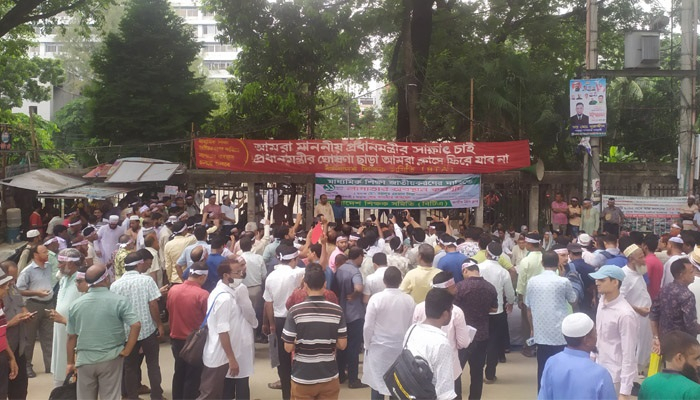 প্রধানমন্ত্রীর সিদ্ধান্ত না পেলে অনশনের ঘোষণা শিক্ষকদের