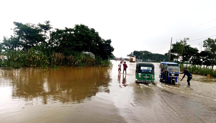 ঢল নামলেই ডুবে যায় সংযোগ সড়কটি