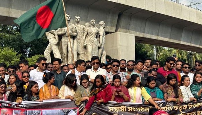 শিক্ষার্থীদের ওপর বিএনপির হামলার প্রতিবাদে ছাত্রলীগের সমাবেশ
