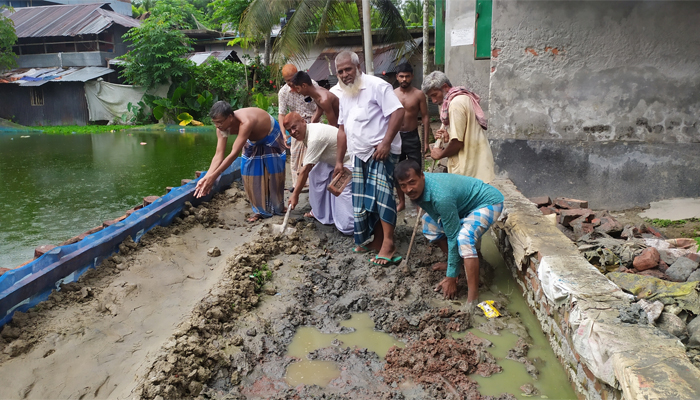 দুমকীতে স্বেচ্ছাশ্রমে এলাকাবাসীর রাস্তা নির্মাণ