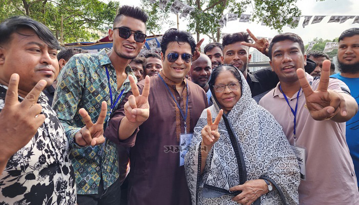 মাকে নিয়ে ভোটকেন্দ্রে চিত্রনায়ক ফেরদৌস