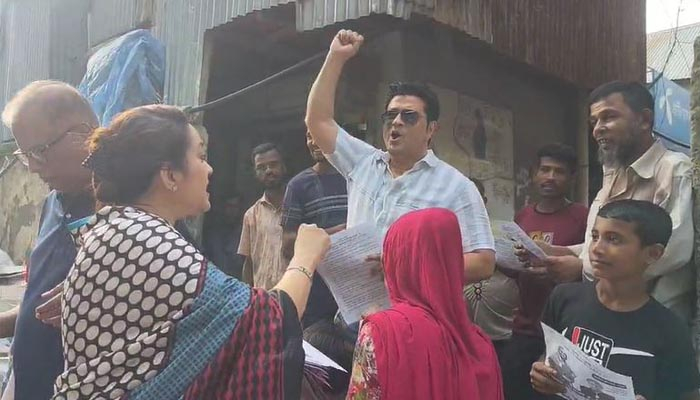কড়াইল বস্তিতে স্লোগান দিয়ে নৌকায় ভোট চাইলেন ফেরদৌস