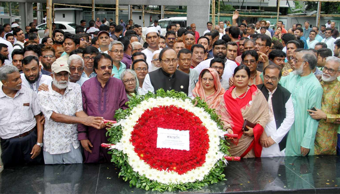 বঙ্গবন্ধুর প্রতিকৃতিতে রাসিক মেয়রের শ্রদ্ধা