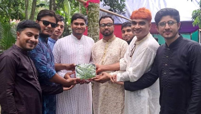 বন্ধুর বিয়ের উপহার কাঁচা মরিচ!