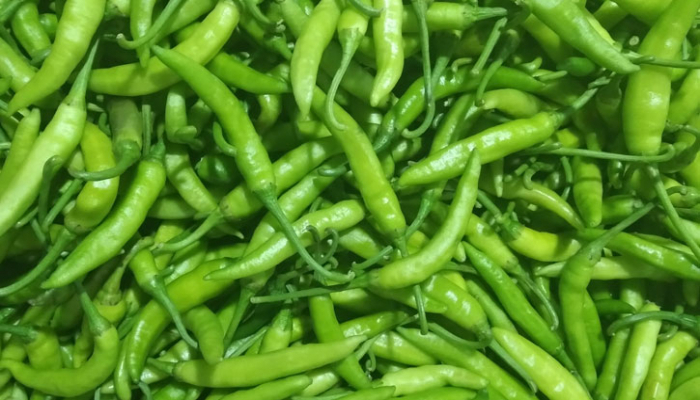 আমদানির ৩৩ টাকার  কাঁচামরিচ বাজারে ৪০০